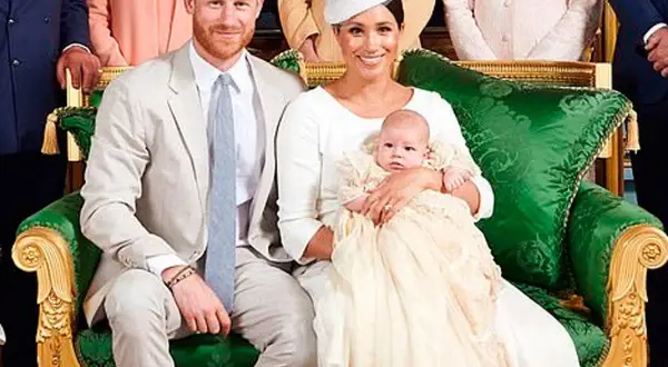 Meghan Markle y el Príncipe Harry posan con su bebé, uno de sus hijos, en un evento familiar.