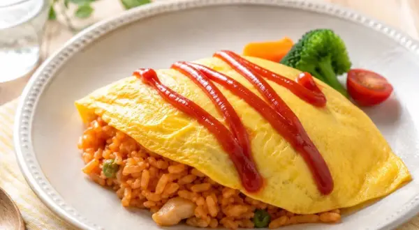 Ein Omelett mit gebratenem Reis, garniert mit Ketchup. Ein köstliches Gericht, das von vielen asiatischen Rezepten inspiriert ist.