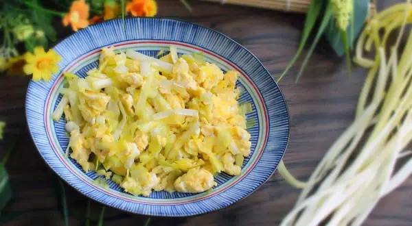 Un plat de chou sauté aux œufs brouillés, une idée simple pour savoir que faire avec des blancs d'œufs.