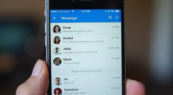 Jak usunąć grupę na Messengerze? Ekran telefonu z listą rozmów, w tym z grupą "Group".