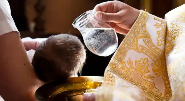 Chrzest niemowlęcia. Dylematy i wyjaśnienia Kościoła dotyczące objawów nieważności chrztu świętego.