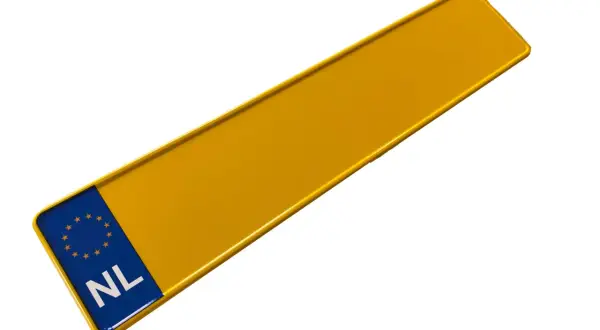Żółta tablica rejestracyjna z niebieskim paskiem i literami "NL" oraz gwiazdkami Unii Europejskiej.