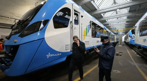 Nowe pociągi Impuls 2 gotowe do kursowania między Katowicami a Ostrawą. Dwóch mężczyzn sprawdza dokumenty.
