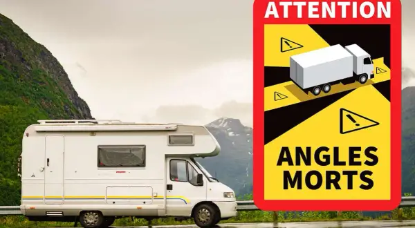 Panneau "Angles Morts" signalant la réglementation pour les poids lourds, avec un camping-car garé à proximité.