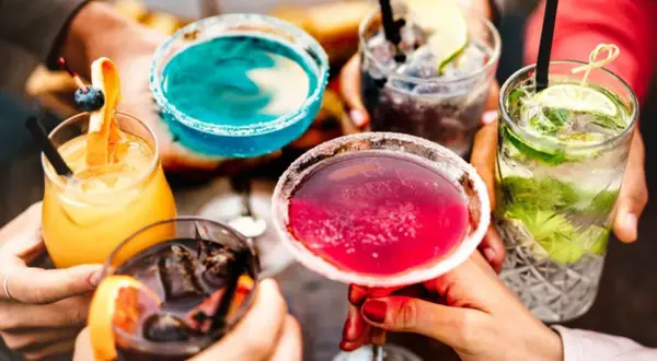 Kolorowe drinki, idealne na letnie wieczory. Znajdź inspirację na przepisy na proste drinki i ciesz się smakiem!