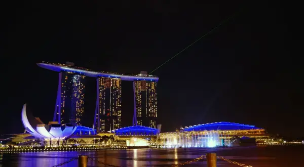 Nocny pokaz świateł w Singapurze. Marina Bay Sands lśni w blasku neonów, a fontanny tańczą w rytm muzyki. Obowiązkowy punkt na liście "Singapur co zobaczyć".