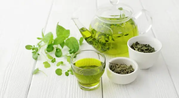 Jak parzyć zieloną herbatę dla relaksu? Sekret L-teaniny i spokoju