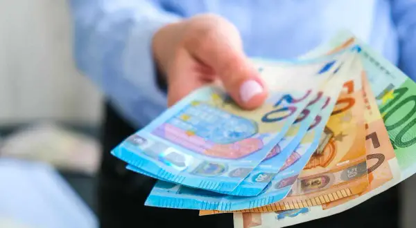 Ile zarabia barman w Irlandii? Zaskakujące fakty o wynagrodzeniach