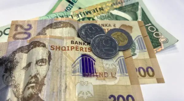 Albania waluta: banknoty 200, 1000 lekë i monety 50, 10 lekë.
