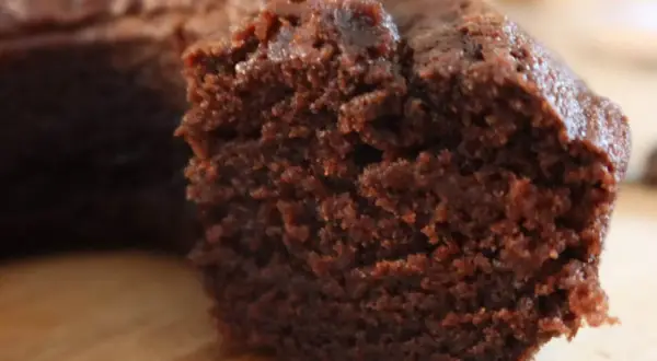 En närbild på en bit av sega chokladkakor, med en mjuk och saftig insida.