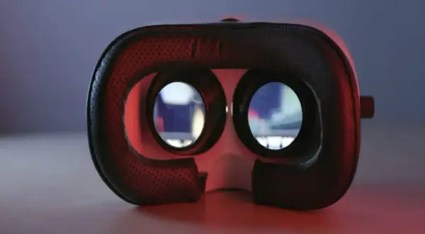 Gogle VR, które oferują niesamowite widzenie przestrzenne, leżą na stole.