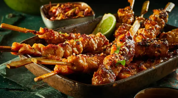 Saftige Hähnchenspieße mit Sesam und Limette, perfekt für Ihre nächsten Grill Rezepte.