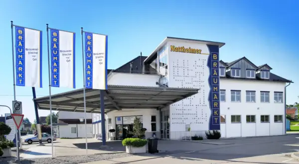Das Gebäude der Nattheimer Brauerei mit seinen Fahnen und der Produktliste.