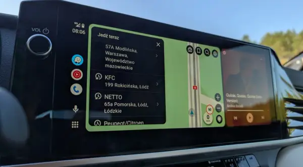 Na ekranie samochodu widać **android auto aplikacje**: nawigację z trasą, listę miejsc (KFC, NETTO) i odtwarzacz muzyki.