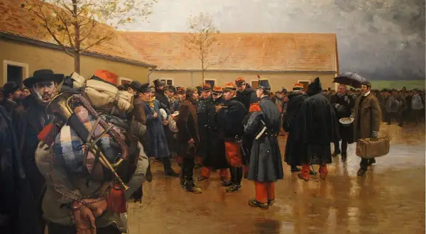 Un soldat français de 1870, chargé d'instruments de musique, attend avec d'autres militaires et civils dans une cour boueuse.