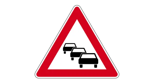 Achtung, Stau! Dieses **Autobahn Schild** warnt vor dichtem Verkehr und möglichen Verzögerungen auf der Strecke.
