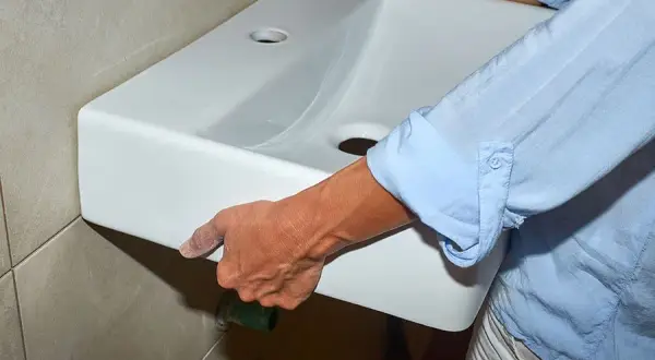 Czym przykleić umywalkę do blatu, aby uniknąć problemów z montażem?