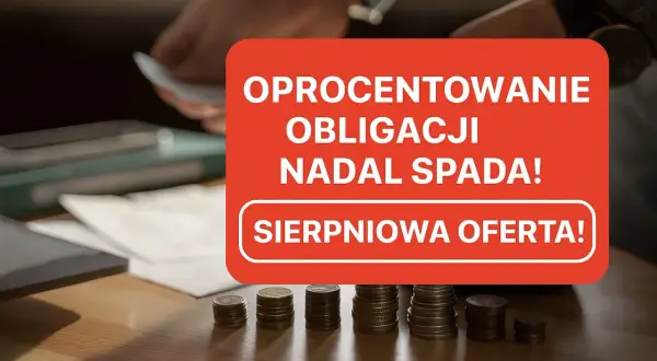 Czerwona plansza z napisem "Oprocentowanie obligacji nadal spada! Sierpniowa oferta!" na tle stosów monet i dokumentów.