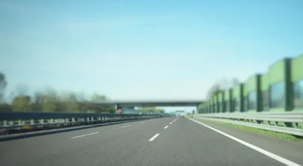 Ile można jechać z przyczepą na autostradzie? Oto najważniejsze zasady
