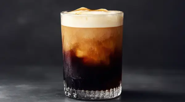 En krämig nitro cold brew med ett tjockt lager skum.
