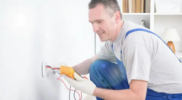 Kontrola instalacji elektrycznej w bloku - jakie są jej kluczowe aspekty?