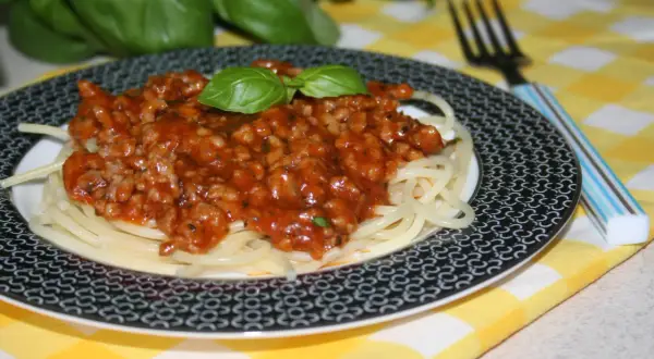 Prosty przepis na spaghetti z mięsem mielonym i koncentratem pomidorowym