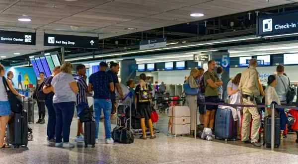 Ile wcześniej na lotnisku Wrocław? Kluczowe informacje, które musisz znać
