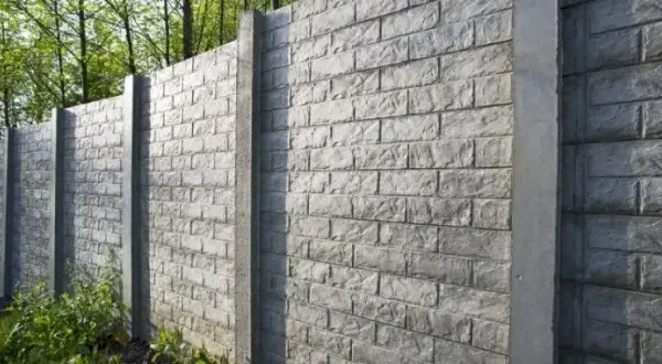Czym pomalować podmurówkę ogrodzenia, aby była trwała i odporna?