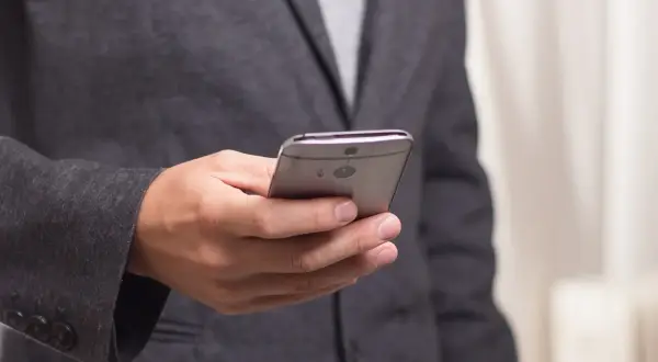 Jak bezpiecznie wyczyścić aparat w telefonie bez ryzyka uszkodzenia soczewki