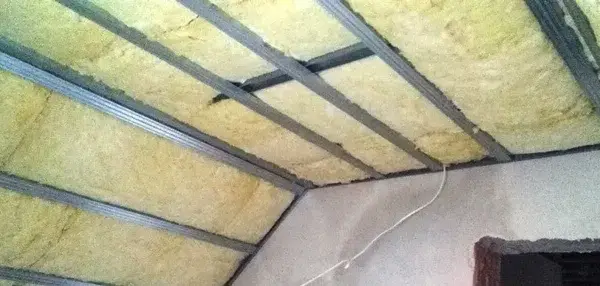 Ile kosztuje położenie wełny na poddaszu? Poznaj ceny i porady