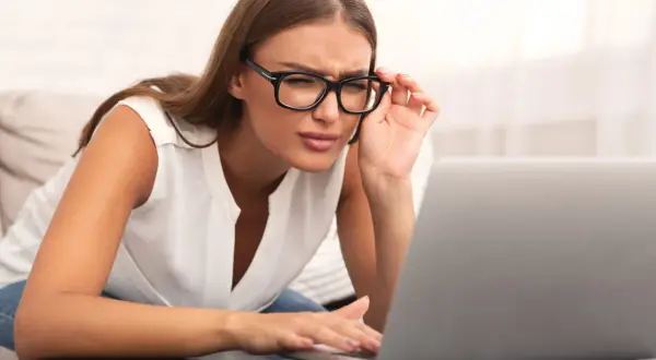 Czy monitor psuje wzrok? Dowiedz się, jak uniknąć problemów z oczami