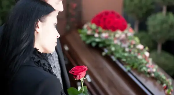 Co założyć na pogrzebie, aby uniknąć faux pas i okazać szacunek