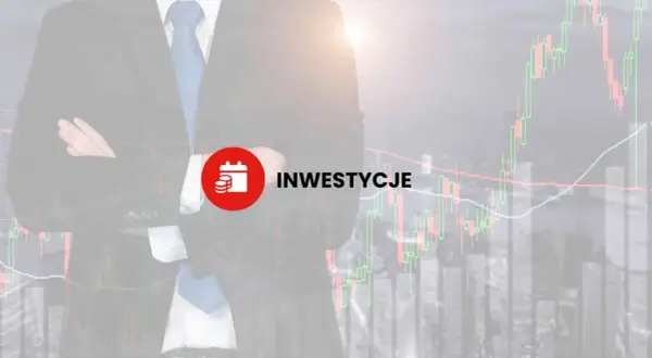Biznesmen z rękami skrzyżowanymi na piersi, na tle wykresów giełdowych. Ikona kalendarza z monetami symbolizuje skarbiec rynków surowcowych i inwestycje.