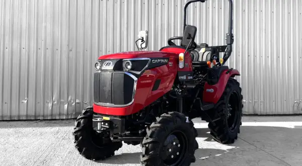 Czerwony mini traktorek ogrodniczy Captain 263 4WD, idealny do czeskich ogrodów.