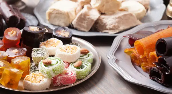 En härlig samling turkisk mat med olika sorters lokum, halva och fruktläder.