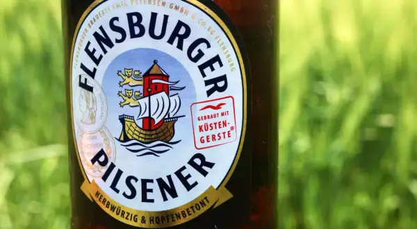 Flensburger Pilsener mit Küstengerste. Dieses Bier ist nicht glutenfrei, aber es schmeckt herrlich herbwürzig.