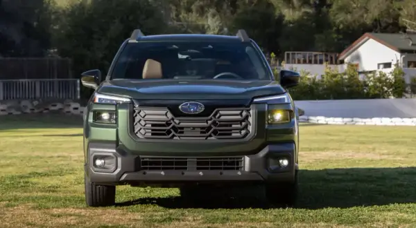 Nowy Subaru Outback 2026, zielony SUV, gotowy na przygodę na trawiastym podwórku.