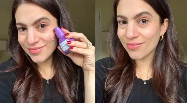 Mujer sonriente aplica sérum con retinol en sus labios para un brillo juvenil.