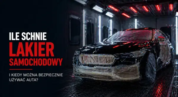 Czarny samochód w kabinie lakierniczej. Tekst: "Ile schnie lakier samochodowy?". Dowiedz się, ile czasu potrzebuje lakier, by bezpiecznie używać auta.