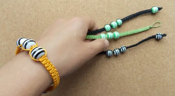 Bransoletka ze sznurka z koralikami. Jak zrobić węzeł przesuwny do bransoletki? Proste DIY.