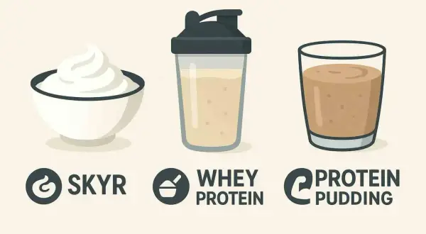 Schüssel mit cremigem Skyr, Shaker mit Whey Protein und Glas mit Protein Pudding.