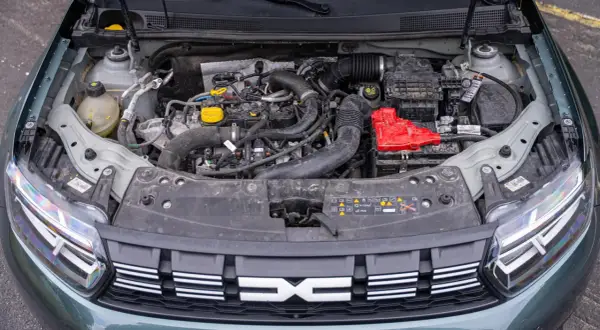 Silnik Renault Duster z widocznym akumulatorem i przewodami.