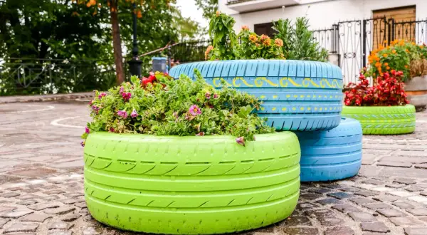 Stare opony w ogrodzie? Zmień je w dzieła sztuki DIY!