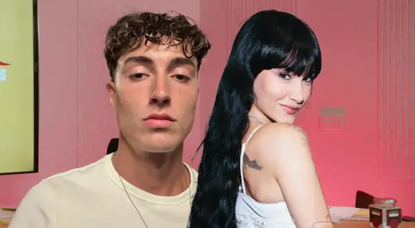 Plex y Aitana, dos jóvenes con miradas intensas, posan juntos en un estudio con fondo rosa.