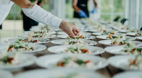 Catering na 50 osób: Ile kosztuje? Sprawdź ceny i porady