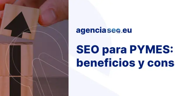 Manos apilando cubos de madera con flechas ascendentes. El texto dice "SEO para PYMES: beneficios y cons".