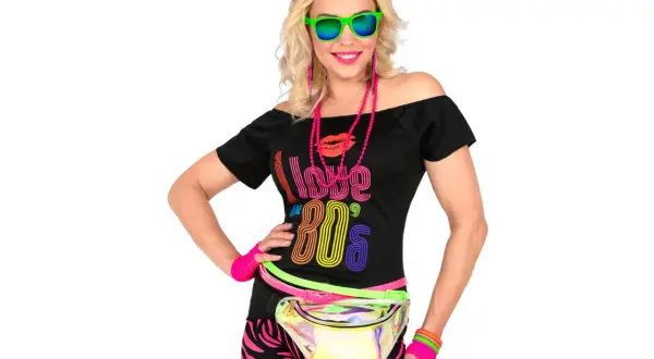 Kobieta w stroju w stylu lat 80. z neonowymi dodatkami i koszulką "I love 80's".