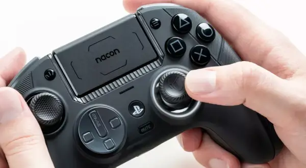 Ein Nacon-Controller, der für PS4 und PS5 geeignet ist, wird von Händen gehalten.