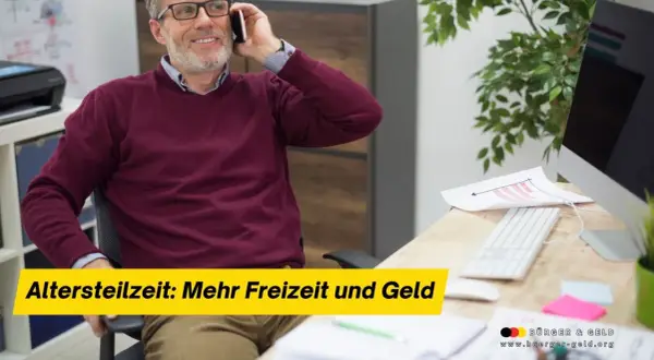 Mann telefoniert, plant Altersteilzeit. Der Aufstockungsbetrag sichert mehr Freizeit und Geld.
