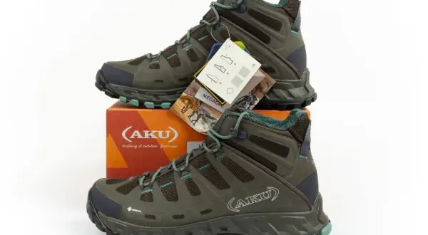 Dwa turkusowo-zielone buty trekkingowe Aku Selvatica GTX, gotowe na górskie przygody.